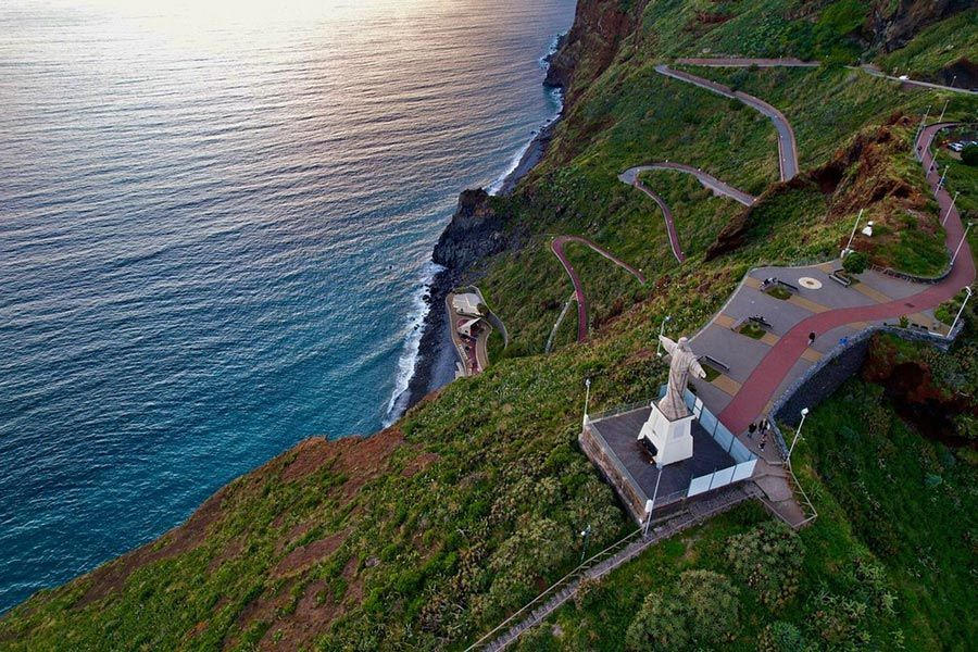 Hire a car in Madeira and discover Cristo Rei Statue